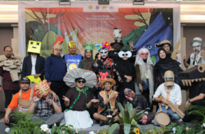 PRAK TANDANG : PELEPASAN DAN APRESIASI MAHASISWA TINGKAT AKHIR PRODI DKV DAN DG UNIKOM DENGAN KOSTUM BERTEMA KERTAS